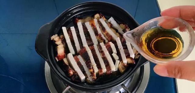 这碗香芋扣肉煲一出锅，满屋香味太馋人