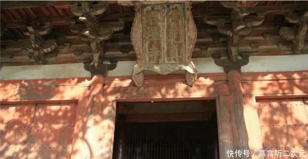 曾是皇家寺院，与五台山同一县内，有“亚洲佛光”称号