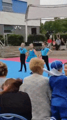 |搞笑GIF:看着都觉得好痛 赶紧喝口饮料压压惊