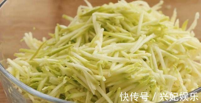 西葫芦丝|最爱这懒人早餐,又香又脆,连吃8个不够,十几分钟做全家人早餐