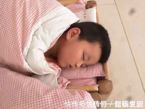 孩子|老师将一孩子午睡发群里,家长群一下炸了,亲妈认领:我家娃没错