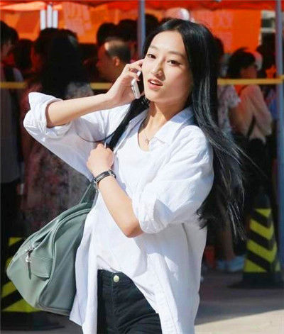 搭配|街拍:抹胸装搭配薄纱长裙的小姐姐,笑容甜美,温婉可人