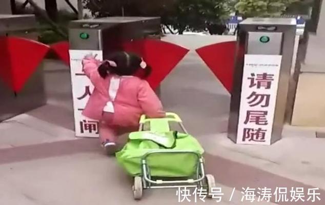 妈妈|2岁女儿出门买菜,却被小区闸机“拦住”,奶奶在后面笑弯了腰