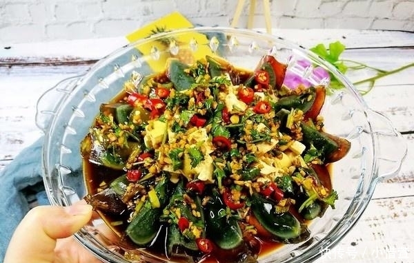 皮蛋|皮蛋豆腐的新做法!老师傅教你“万能”蘸汁,做什么菜都能用它!