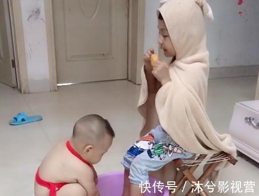 洗脚|“红肚兜宝宝”伺候哥哥洗脚走红,这大概是全网混得最差的二胎了