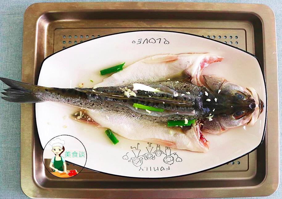 清蒸鱼|做清蒸鱼时,加蒸鱼豉油、加生抽都不对,老师傅教你正确做法