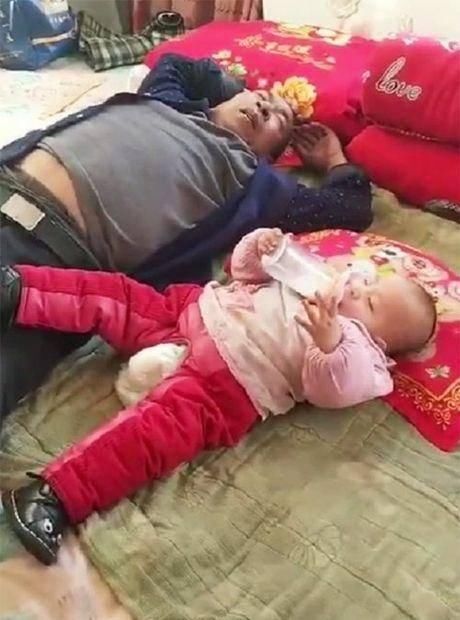 奶瓶|爷爷在家看孩子,一老一小睡着了,宝妈宝宝太厉害把爷爷哄睡了