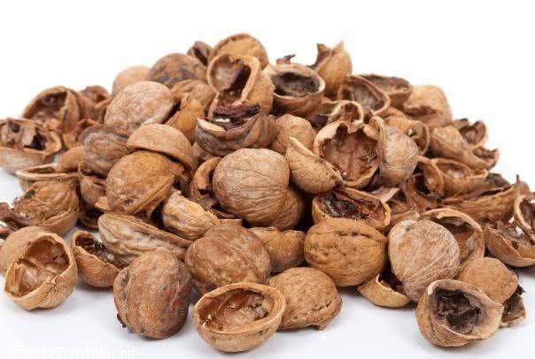 核桃壳不要扔掉放在家里特别好用，看完告诉家里人