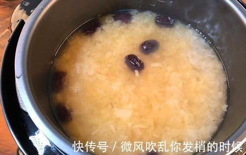 雪梨银耳羹|煮银耳时，别只会傻傻的泡水少了这一步，银耳煮再久也不会出胶