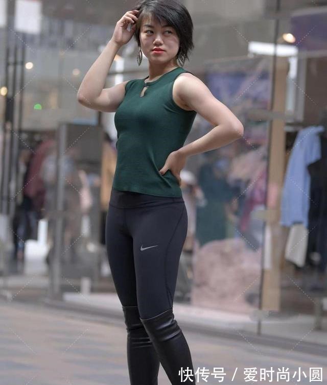 深绿色 深绿色镂空背心搭配运动裤,时尚经典,充满清凉感!
