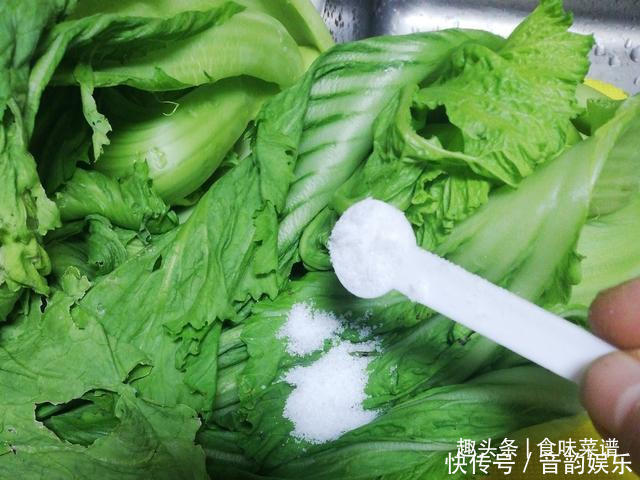 每年秋天,奶奶都这样腌上一缸酸菜,不发霉不怕烂,放一年都不坏