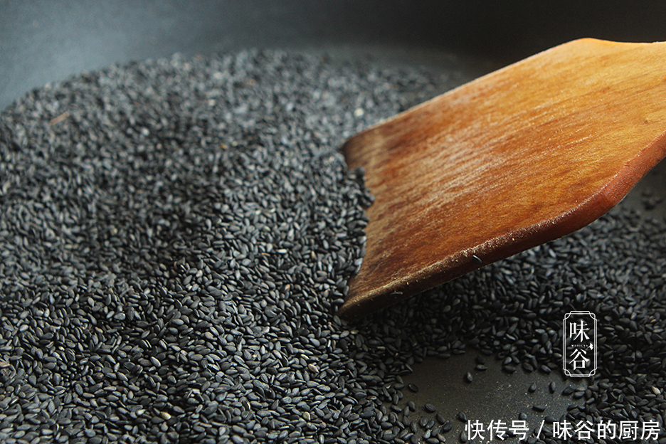 黑米黑豆黑|入冬后,早餐给家人喝此米糊,每天一杯,营养易吸收,养出好身体