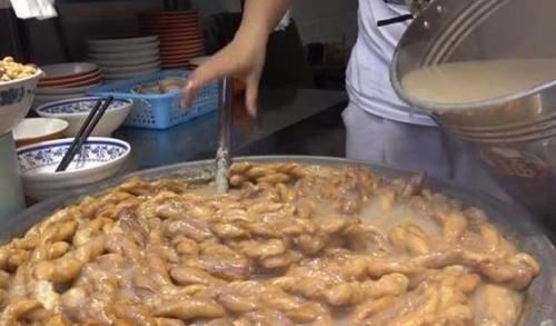 吃饱|大叔一碗卖4块钱,成年人一碗都能吃饱,所以对于吃这方面,而是外地人接受不了而已