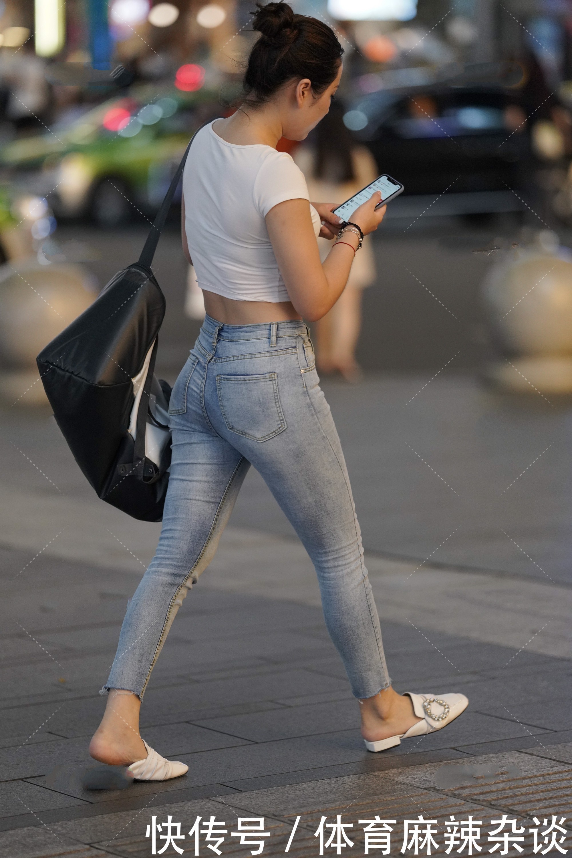 短款 短款上衣,除了搭配牛仔裤之外,配裙子也是不错的选择