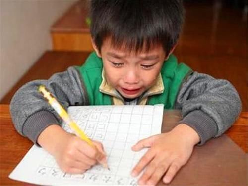 阅读|男孩考试因看不懂试卷偷偷抹泪,看了一眼周围同学后,果断放弃