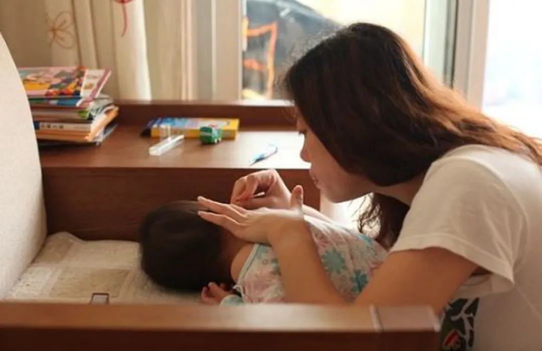 液体|娃耳朵进虫子,妈妈果断地处理方式救了孩子的听力,连医生都夸赞