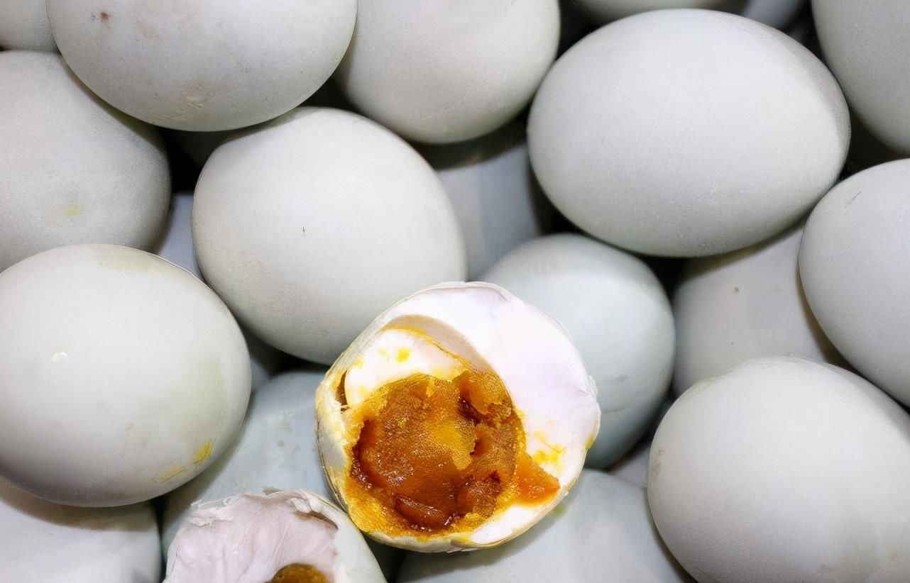  咸鸭蛋|腌咸鸭蛋不要只加盐，多加一味调料，腌好的咸鸭蛋更容易出油