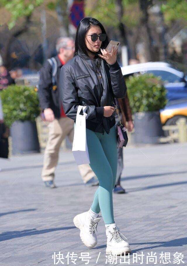 时尚穿搭:穿着打底裤将女性更有气质,非常迎和美女对时尚的追求