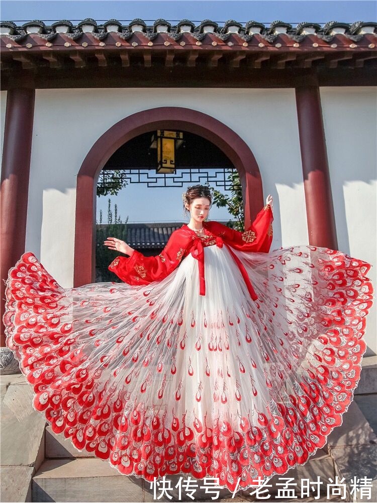 最近火了一种“孔雀”汉服,路人觉得很漂亮,同袍看了却直呼尴尬