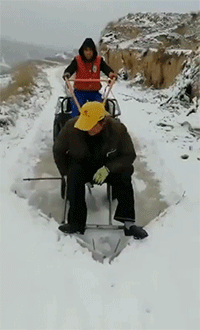 |搞笑GIF:世界上最可怕的荡秋千,给钱我都不去