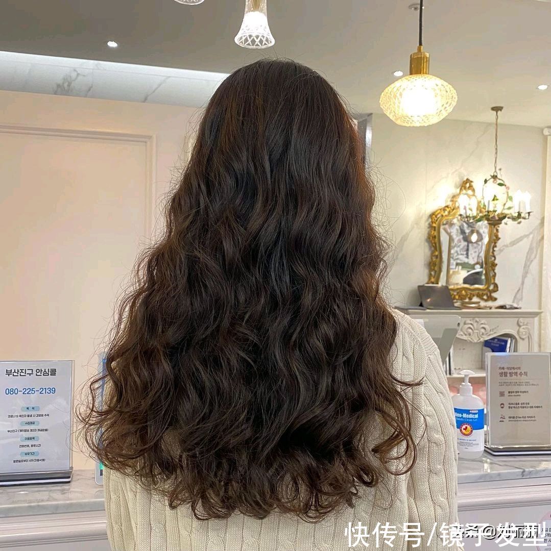 全头 今年年底发型怎么剪？全头卷齐刘海狼尾发都不错，精选15款任你挑