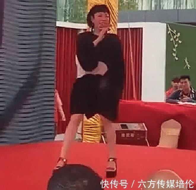 她曾是《好声音》的冠军，现在却沦落到在街边商演，观众都不买账