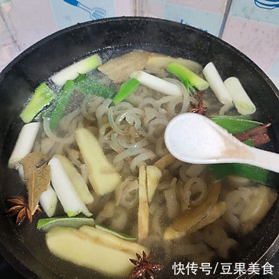 料酒|早晨来一碗水晶肉皮冻，大人小孩都爱吃