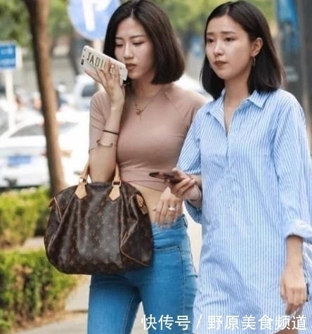 运动背心搭配牛仔裤,简约时尚,还成为街上动人的风景线