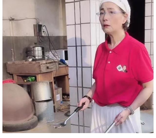 社交平臺(tái)|“石榴姐”現(xiàn)身鄉(xiāng)村務(wù)農(nóng)，墻上滿是煙灰污垢，身價(jià)過(guò)億生活仍節(jié)儉