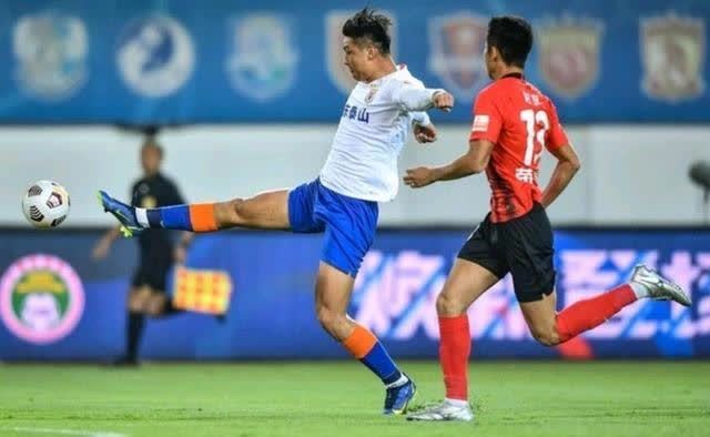 连胜|2-0!14连胜+创纪录!山东泰山爆发+神奇外援诞生,上港落后8分