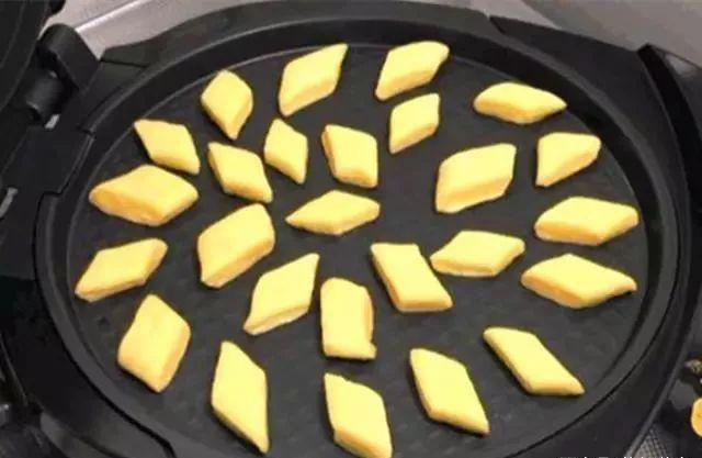 鸡蛋|面粉里加5个鸡蛋,不用一滴水,教你做小零食,出锅孩子抢着吃