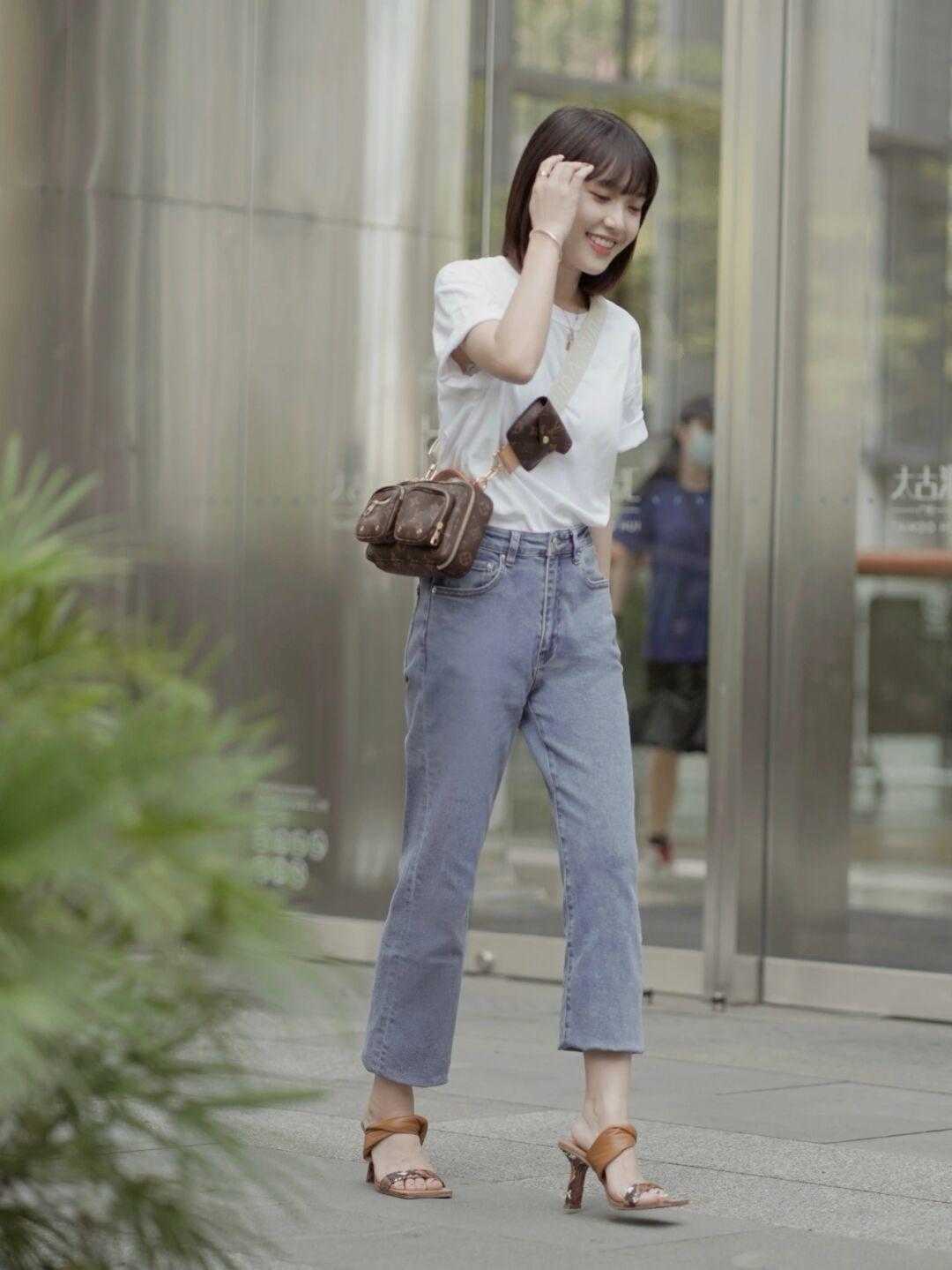 上衣|秋天牛仔裤怎样搭配?这几款上衣更时髦,又耐看