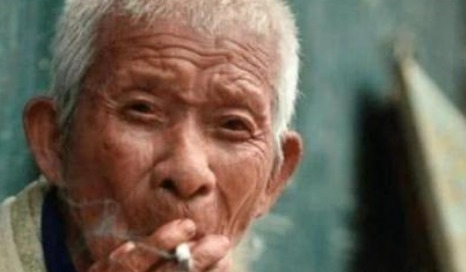 老人|105岁老人抽烟喝酒不运动,长寿秘诀只做4件事,不做1件事