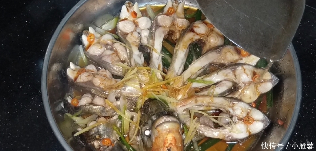 美味|爱吃鱼的收藏喽,学会鱼肉一个特色做法,简单美味,出锅太漂亮了