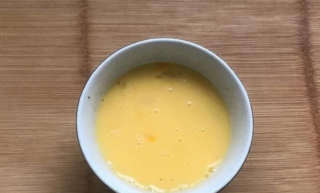 早餐饼快速做法,2个鸡蛋,1碗面,10分钟做出全家人的早餐