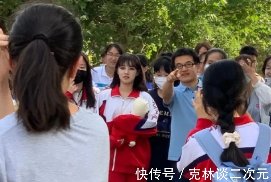 高中|宋雨琦回高中母校,打卡最愛(ài)的披薩店,這尺寸確定吃得完?