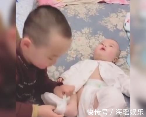 小宝儿|大宝给二宝耐心换衣服,接下来的一个举动暖化人心:满脸都是宠溺