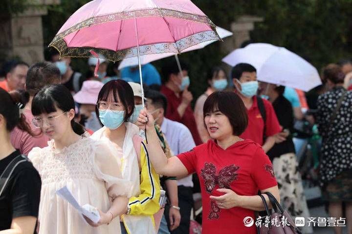 家长|烈日下的爱！36 ℃高温下家长撑伞送考