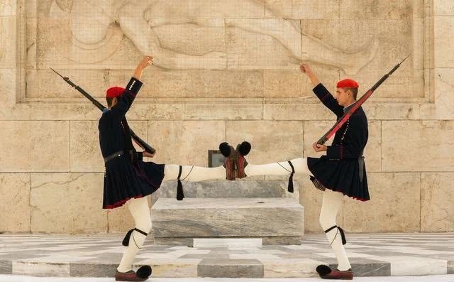 温泉关|德军入侵希腊,要求希腊士兵交出国旗,士兵的做法则让人钦佩不已