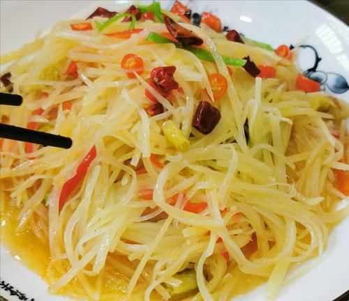 还粘锅|炒土豆丝黏糊糊的还粘锅？大厨分享关键1招，爽脆可口很下饭