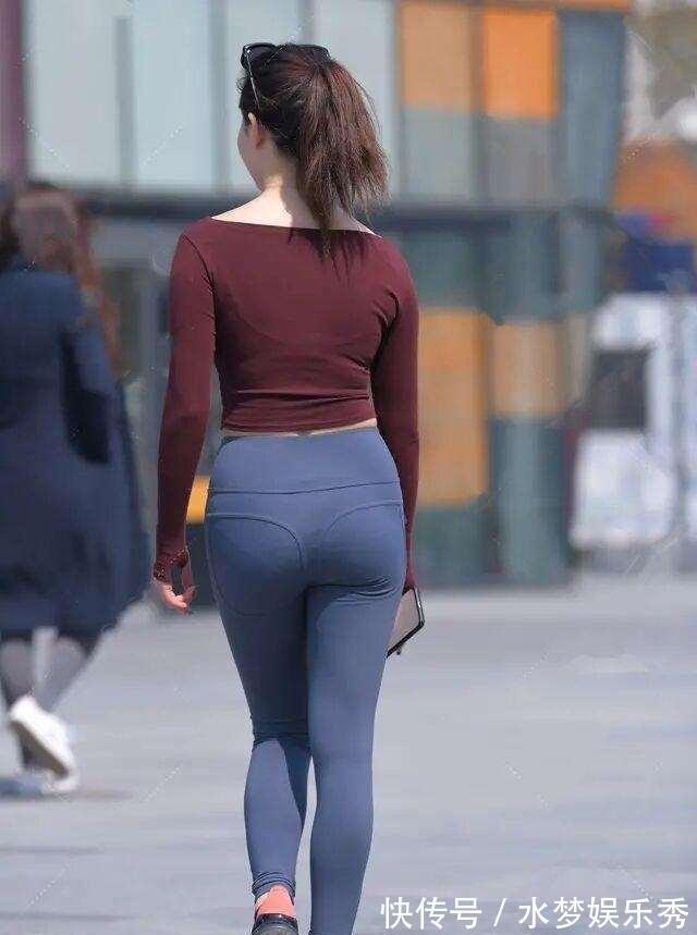 美女 “漏斗形”身材的打底裤美女,才能契合自身气质,懒散随意