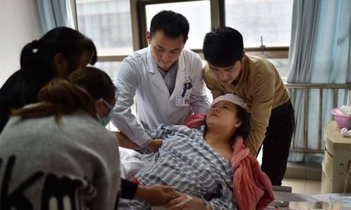 产妇|分娩结束后,男医生又把手伸进产妇肚子里,别急骂医生是为了你好
