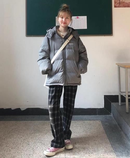 冬天穿棉服，除了黑白色，还有这“3个”颜色也很好看！