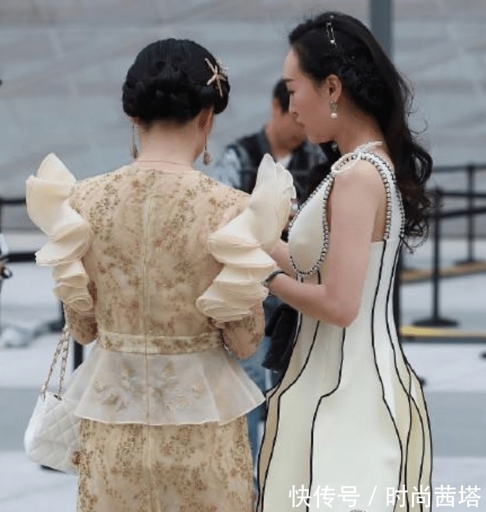 小姐姐 阿姨年纪大了还要追求时尚,给裙子挖了这么多洞,这样的衣服该怎么穿?