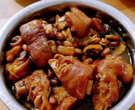  炖猪蹄时，最忌直接焯水，教你正确做法，猪蹄软糯好吃，没腥臭味