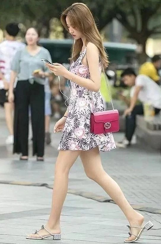 范儿|街拍:身材高挑的美女,潮流时尚的穿搭,尽显优雅的女神范儿