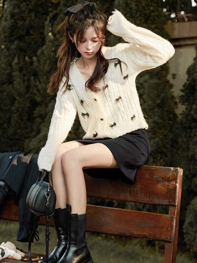 搭配|其实,秋天用白色针织开衫搭配黑色连衣裙就很美,简约百搭又高级