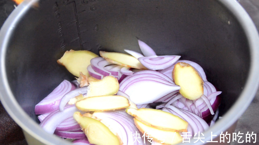 母鸡|一只鸡直接扔入电饭煲里,不加油不加水,出锅比广东烧鸡好吃10倍