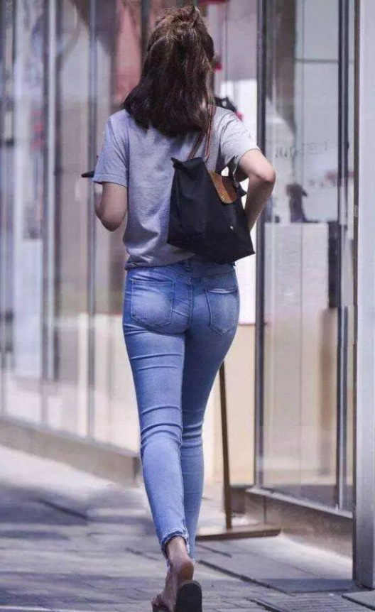 清秀|美女街拍清秀迷人的紧身牛仔裤小姐姐,充满精致美感