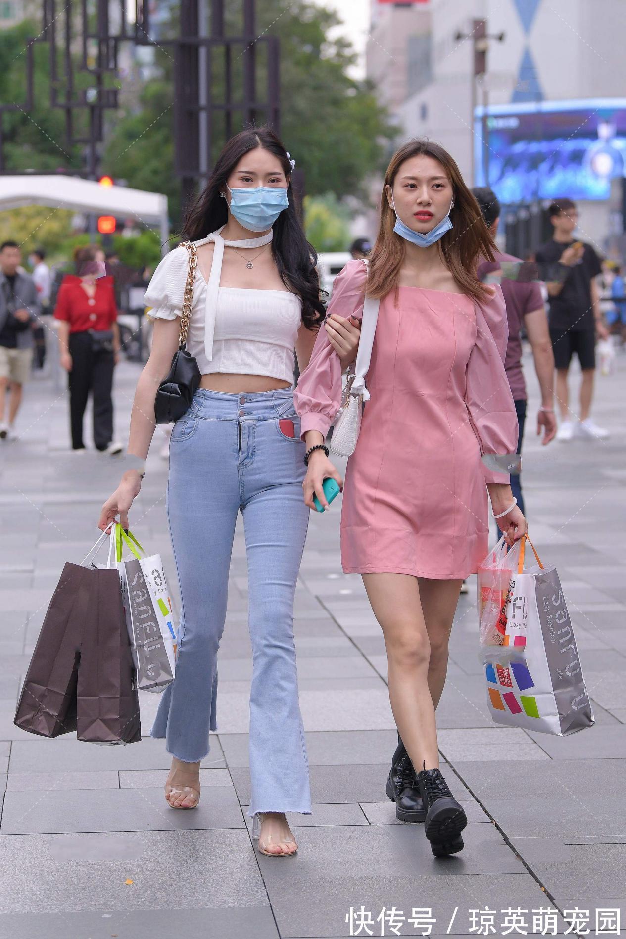 穿搭 时尚:白色短款方领口上衣,搭配一条蓝色喇叭裤,展现复古休闲